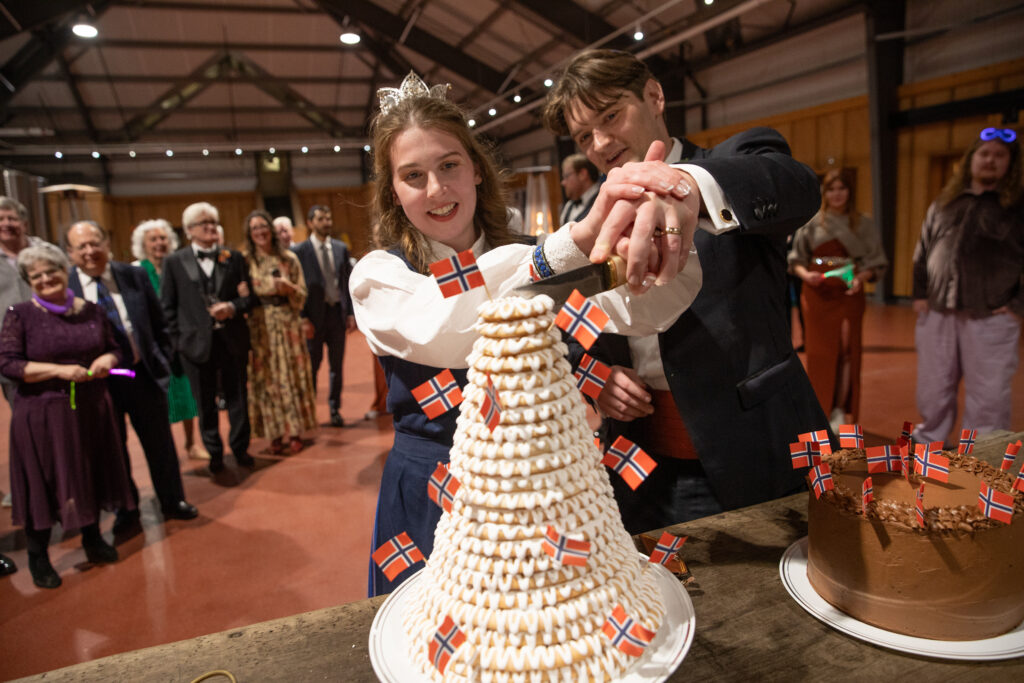 norwegian bride cutting the krokans